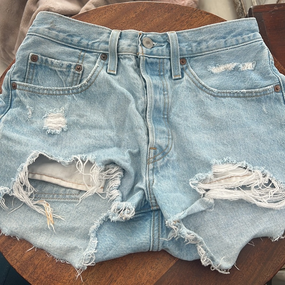501 button fly cut off shorts SZ26 GUC
